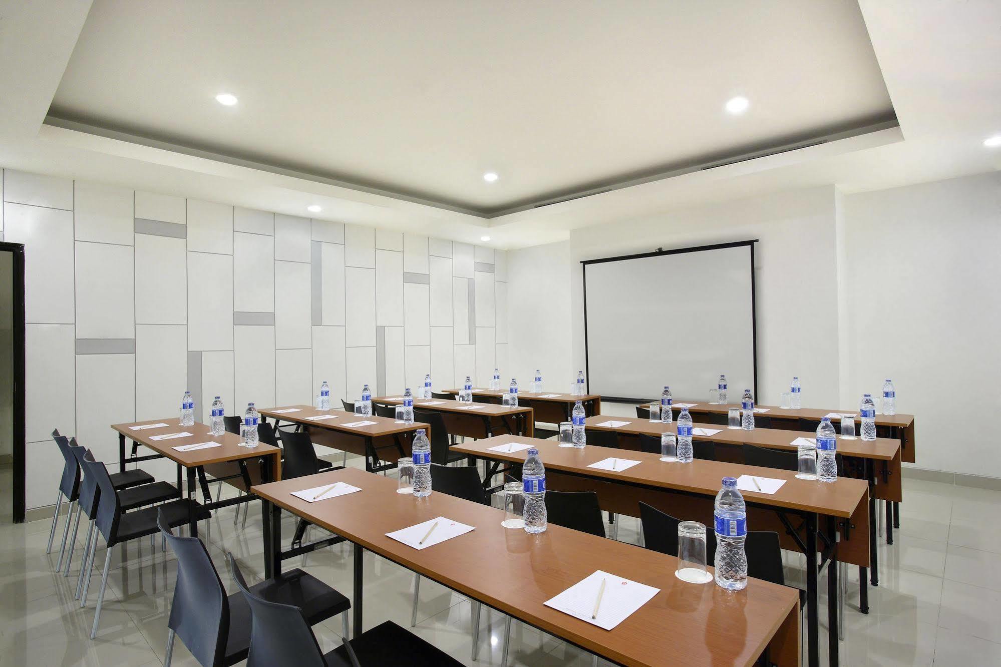 Amaris Hotel Dr. Susilo Grogol Jakarta Exterior foto